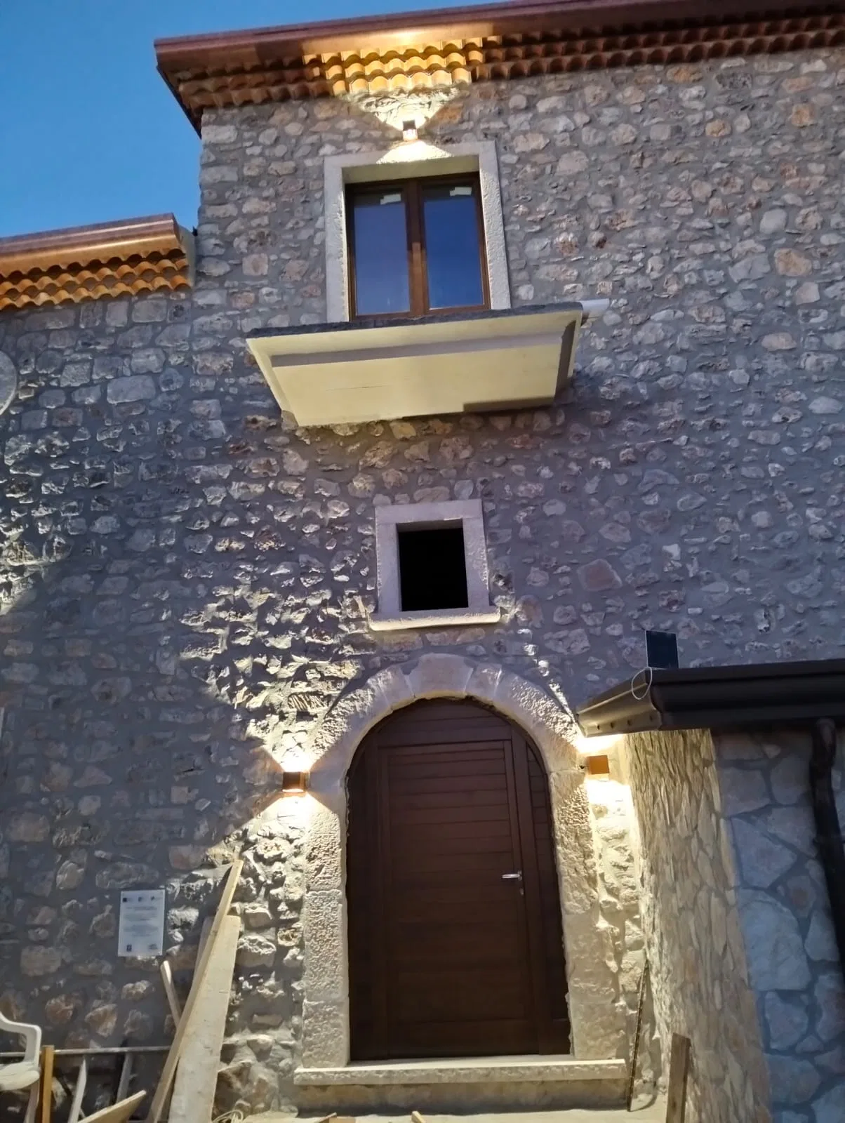 Facciata del frantoio illuminata al crepuscolo