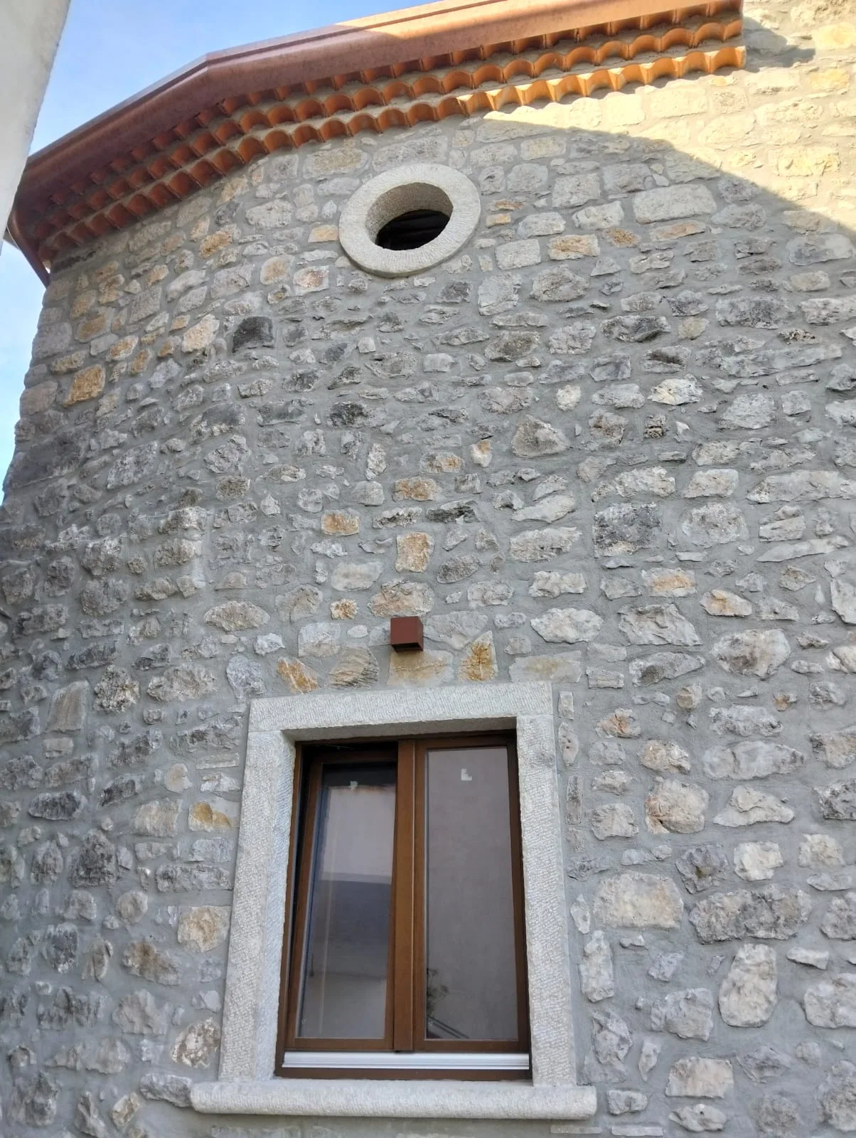 Muratura lapidea e finestra dell’edificio storico